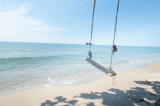 Schommelt op palm tropisch strand, Ontspannend in het paradijs.