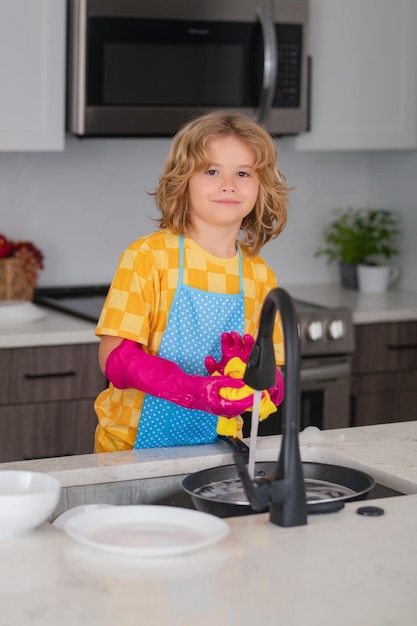 Schone afwas schattig kind helpt bij het afwassen in de keuken kind schoonmaken van keuken hulp bij huishoudelijk werk c