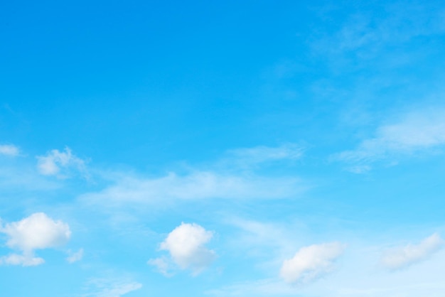 Schone blauwe lucht en witte wolken hemelachtergrond met ruimte voor decoratie En gebruikt om behang te maken of aan het werk te brengen in grafisch ontwerpx9