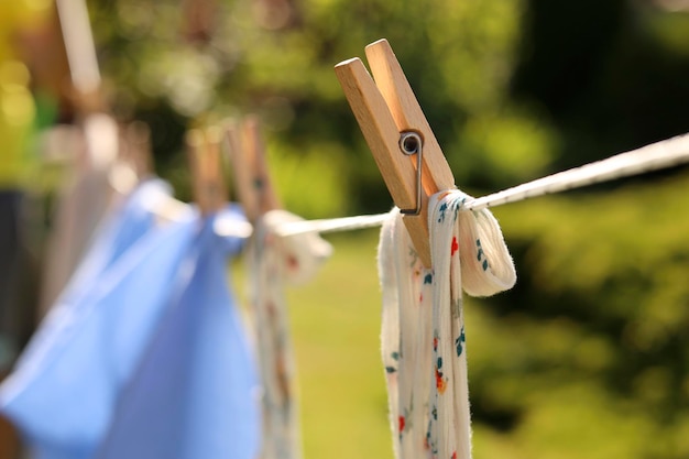 Schone kleren drogen in de tuin close-up Focus op wasknijper