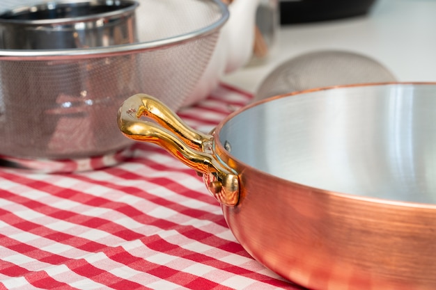 Schone kookgerei op tafel in moderne keuken