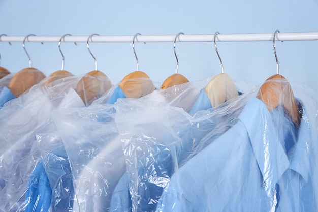Schone overhemden die aan een rek hangen in de wasclose-up