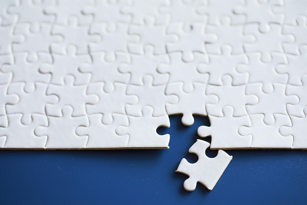 Schone puzzelelementen op de achtergrond Leeg puzzelstukje op tafel Teamwork concept