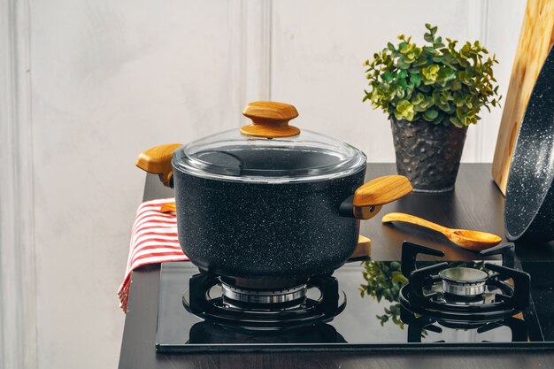 Schone steelpan op een gasfornuis in keuken