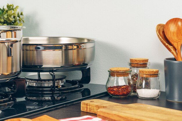 Schone steelpan op een gasfornuis in keuken