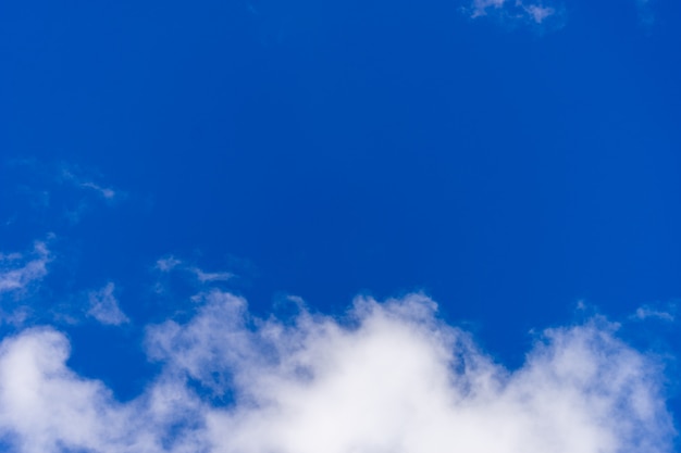 Schone witte wolken met blauwe hemel.