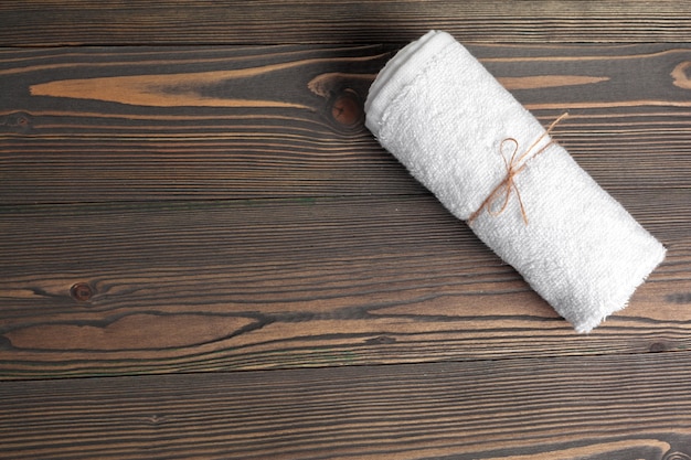 Foto schone zachte handdoeken op houten tafel