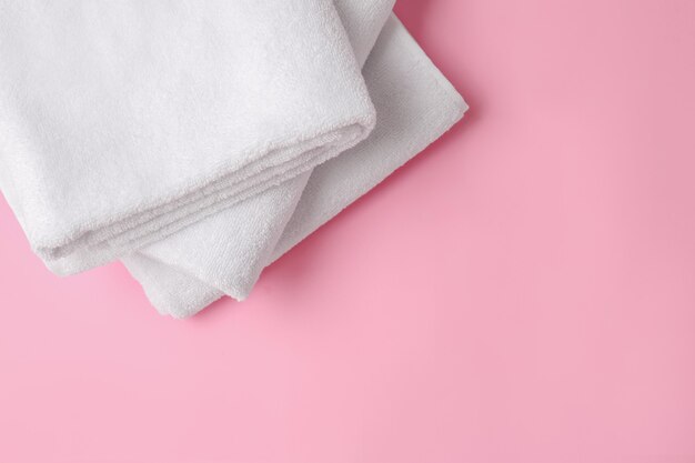 Schone zachte handdoeken op roze