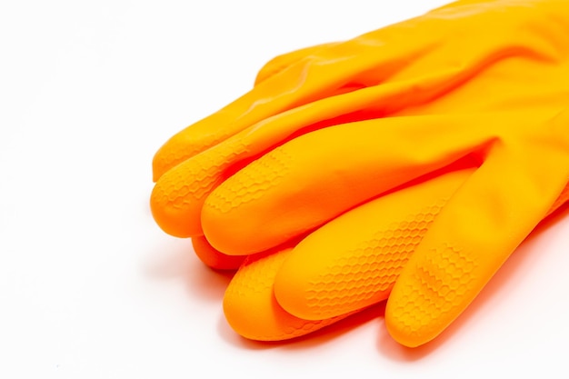 Schoner concept Oranje rubberen handschoenen voor het schoonmaken geïsoleerd op een witte achtergrond