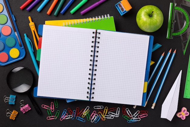 Foto sfondo scolastico con materiale scolastico e taccuino vuoto aperto, spazio libero per il testo