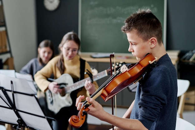 学校のバンドが教室で音楽を演奏している