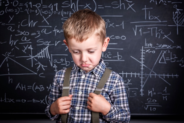 Foto scuola ragazzo e lavagna