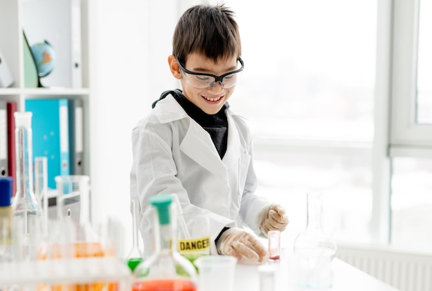 Ragazzo di scuola nella classe di chimica