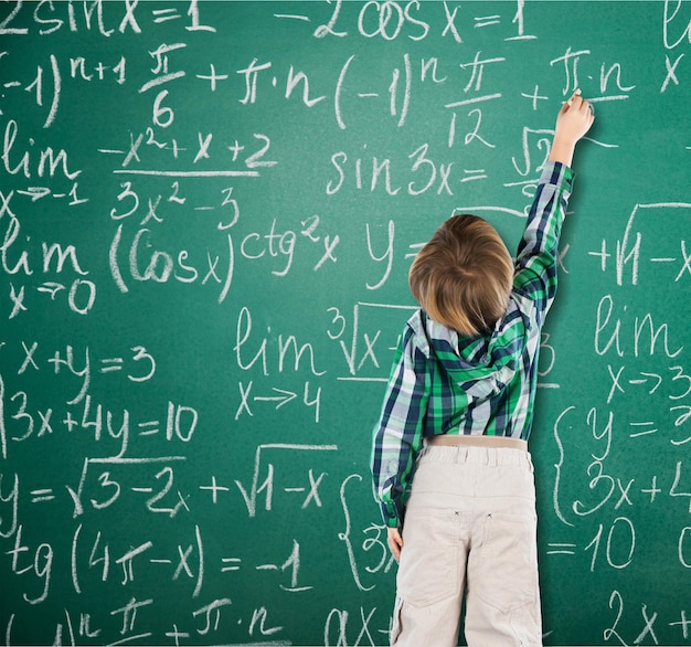 Foto scrittura del ragazzo della scuola sulla priorità bassa della lavagna, vista posteriore