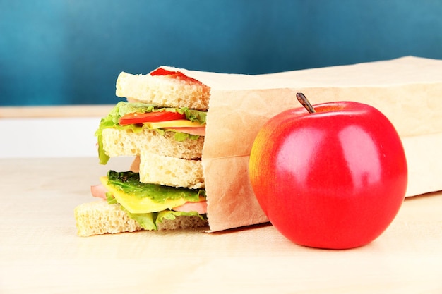 Foto colazione scolastica sulla scrivania a bordo sfondo