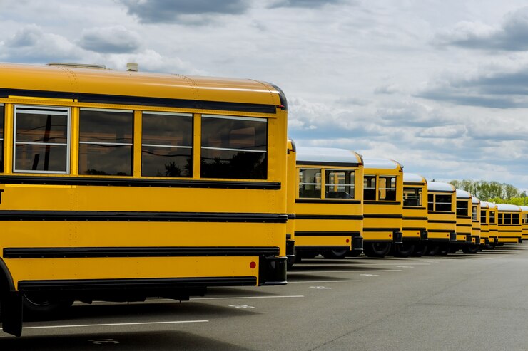 Photo school bus on american town road in the morning to school