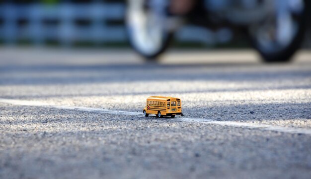 道路上のスクールバスのおもちゃモデル