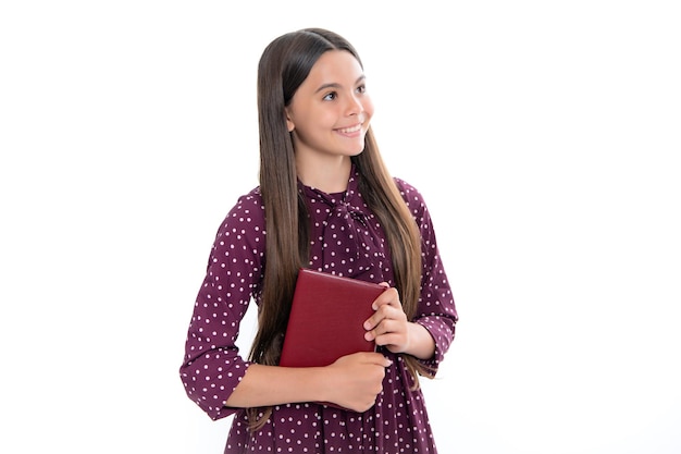 Школьник с книгой Обучение и образование Портрет счастливой улыбающейся школьницы-подростка