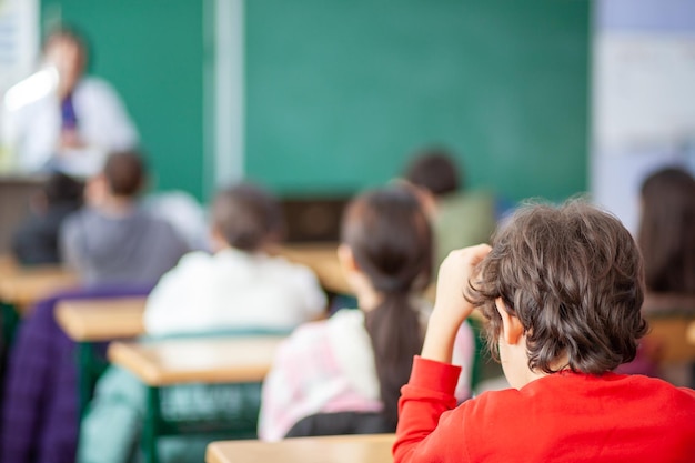 写真 学校の子供たちはクラス教育に積極的に参加しています