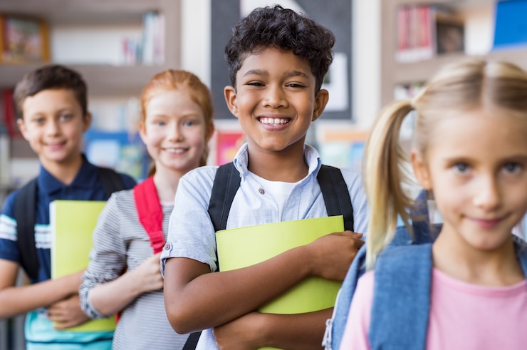 Photo school children standing in a row