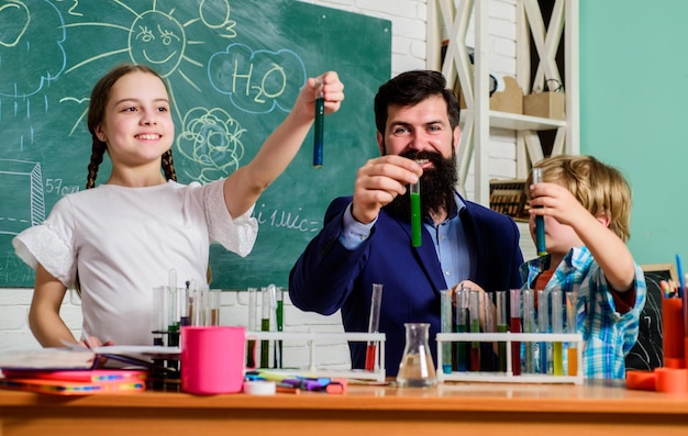 Образование в школьном клубе Учитель и ученики пробирки в классе Тематический клуб по химии Открывайте и исследуйте свойства веществ вместе Дети могут расти в такой области клуба, как наука
