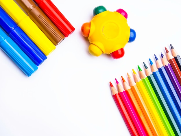学校の大学の付属品は、カラフルなマーカー鉛筆を学校に戻します。