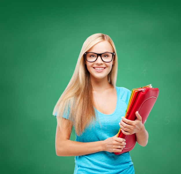 Concetto di scuola e istruzione - studente sorridente con cartelle