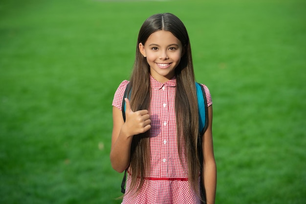 学校教育 学生生活 ティーンエイジャー・ガール・バック・トゥ・スクール 知識の日 大学教育 女子学生アウトドア 9月1日 勉強する時間 知識と教育 親指を上げる