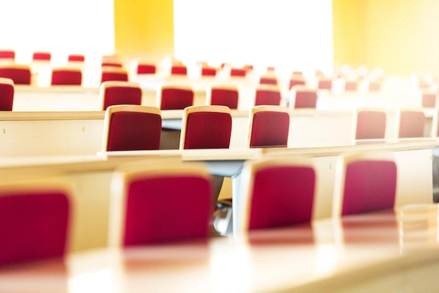 Photo school empty classroom with desks and chairs