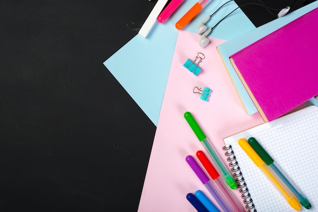 School en kantoorbenodigdheden op blackboard