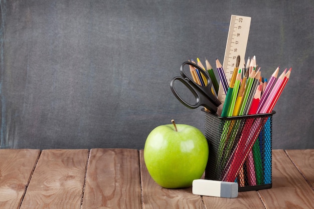 School- en kantoorbenodigdheden op klastafel