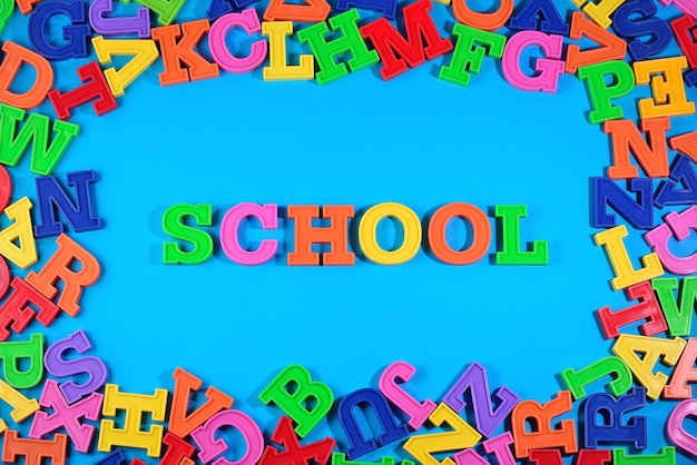 School geschreven door plastic kleurrijke letters op een blauwe achtergrond