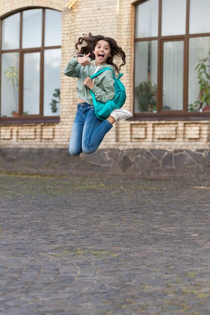 학교 소녀 점프 어린 시절의 학교 사진으로 돌아 거리에서 학교 소녀 점프 어린 시절