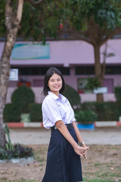 Photo school girl standing in ground