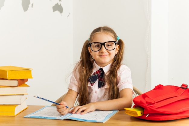 学校で多くの本をサングラスと学校の女の子