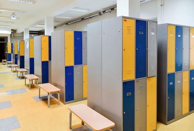 Фото Школьный коридор с красочными шкафчиками