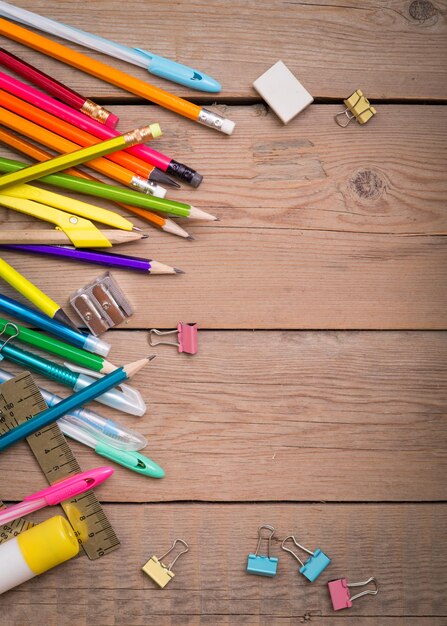 나무 탁자에 있는 학교 용품, 나무 표면에 연필, 학생 펜