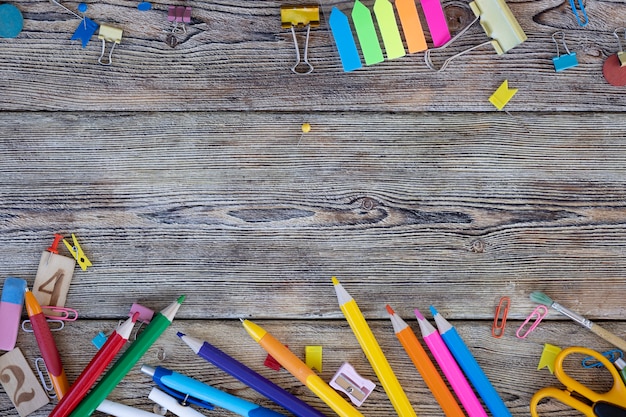 Foto articoli per la scuola su tavole di legno