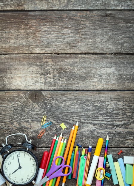 Articoli per la scuola su un tavolo di legno