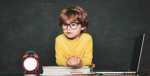 緑の黒板学習概念教育プロセスの子供たちが授業に遅れていることに反対する学校の子供たち