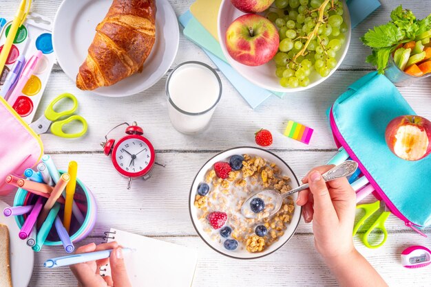 学校の子供たち 健康的な朝食