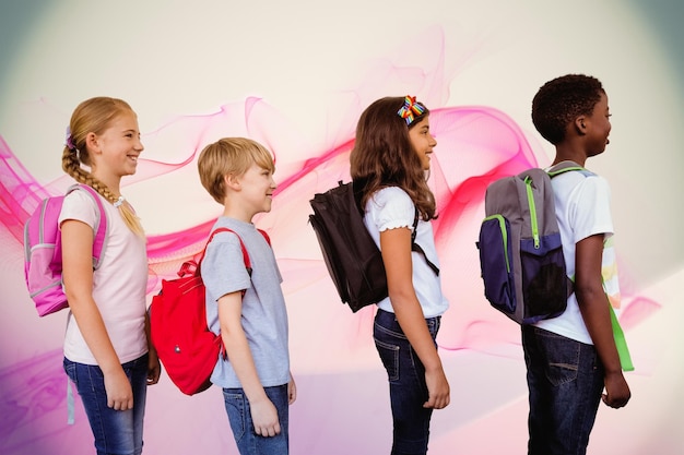 Foto bambini della scuola in piedi nel corridoio della scuola contro il disegno astratto rosa