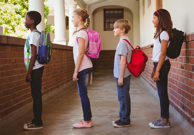 学校の子供たちが学校の廊下に立っている