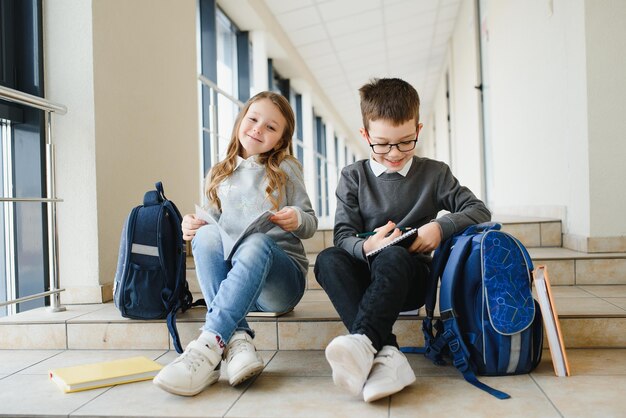 廊下で一緒に制服を着た学校の子供たち教育の概念