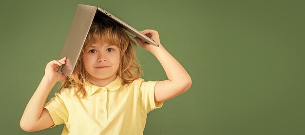 School leerling jongen op schoolbord banner kopie ruimte kind jongen studeren online school klas computer