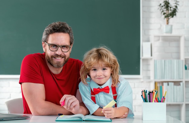 School leerling met leraar in de klas leraar en kleine student portret leraren dag