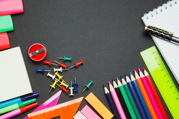 School levert zijgrens op een schoolbordachtergrond