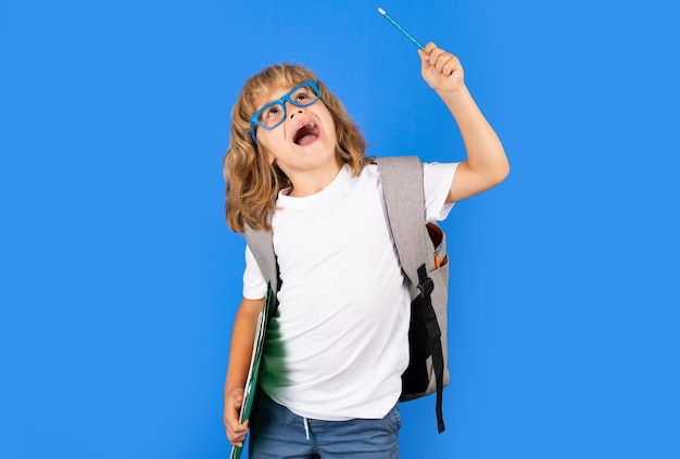 Foto scuola piccolo studente tenere libri bambini concetto di educazione bambino in uniforme scolastica sorpreso emo stupito