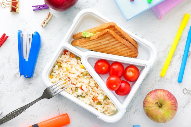 맛있는 음식과 편지지 테이블에 학교 점심 상자