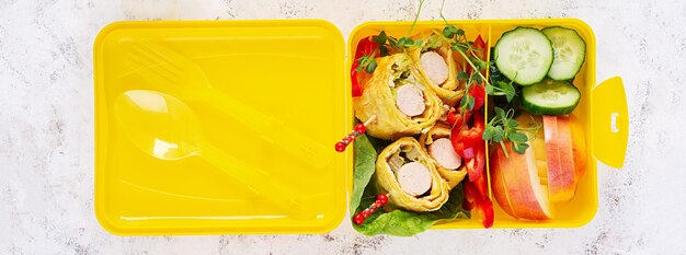 School lunchbox met worstrol in omelet met lavash Lunchbox Keto lunch Top view flat lay